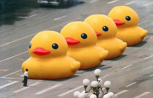 Молодой человек стоит перед длинной колонной уток — с этим образом китайцы пытались связать события на Тяньаньмэнь