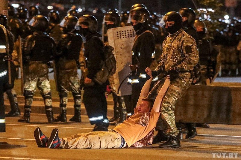 В Беларуси начались столкновения с ОМОН во всех городах начались стычки | Видео