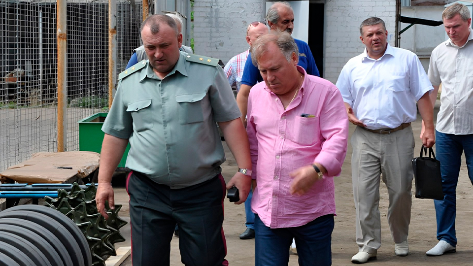 Трудно поверить что без конкурса на пост могли поставить человека дважды замешанного в откровенно нечистоплотных историях